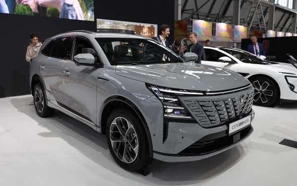 
            Changan представил в России три новые модели. Они под разными брендами
        