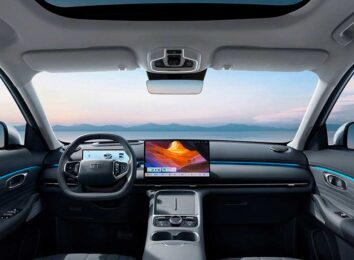 Гибридный Geely EX5 EM-i добрался до России: озвучены цены